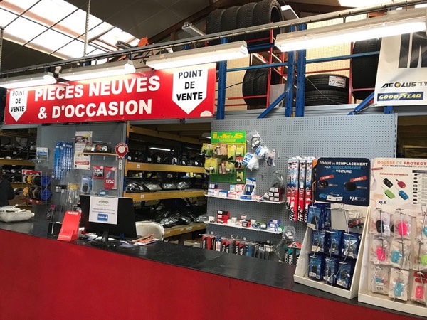Rayons de pièces auto neuves et d’occasion dans le magasin